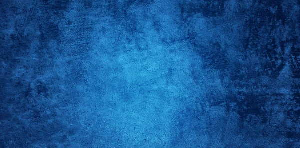 Abstraktní Grunge dekorativní reliéf Námořnictvo Blue Stucco Wall textury. Široké úhlové hrubé barevné pozadí s bodovým světlem. — Stock fotografie