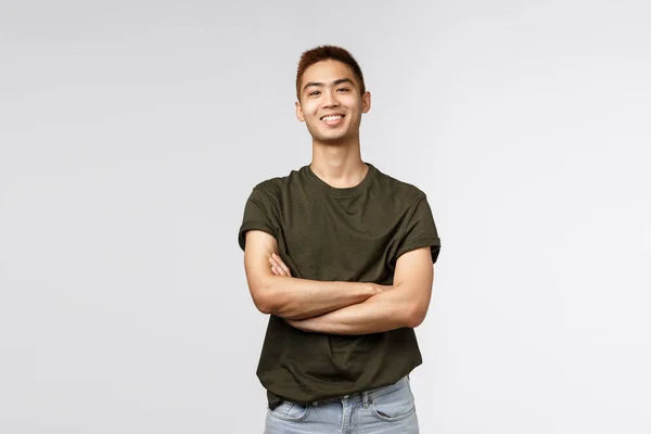Przystojny tajwański facet nastoletni student mężczyzna skrzyżuj ramiona klatka piersiowa uśmiecha się dumny i zadowolony, pokazać jego ego, stojąc studio tło zadowolony i wesoły — Zdjęcie stockowe
