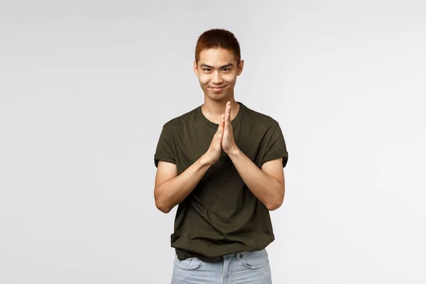 Retrato de inteligente e criativo desonesto asiático homem tem grande plano, saborear grande renda ou bom resultado, esfregar palmas juntas e sorrir esquemas, ter ideia pronta implementá-lo, sorrindo satisfeito — Fotografia de Stock