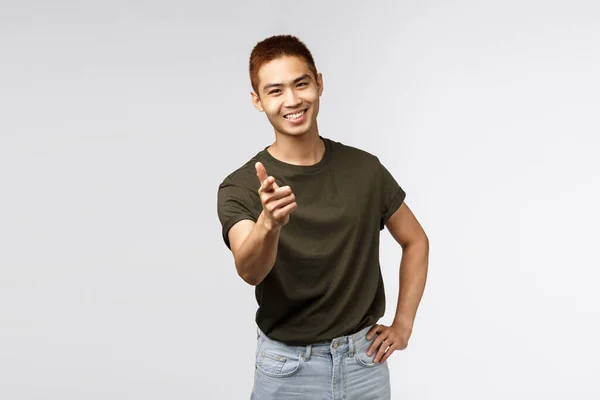Dobra robota, dobra robota. Portret młodego wesołego Azjaty wskazującego palcem na kamerę i uśmiechającego się zadowolonego, gratulującego wygranej osobie, chwalącego świetny wybór, podglądającego lub odpoczywającego do pracy — Zdjęcie stockowe