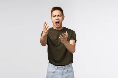 Mutsuz Asyalı adamın portresi. Üzüntüyle bakın. Başarısızlık yüzünden kalbi kırılmış ya da çok üzgün.