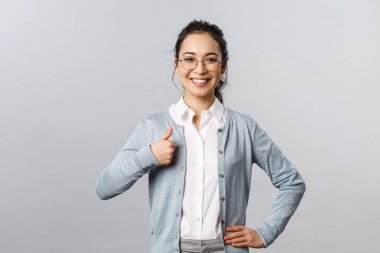 Reklam, eğitim ve insan konsepti. Neşeli, kendinden emin ve tatmin olmuş gülümseyen Asyalı kadın ürün, tavsiye şirket hizmetini dene, iyi kalite al, beğen ve onayla.