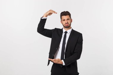 Bir adam, izole bir arka planda elleri ile büyük bir boyut gösterir.