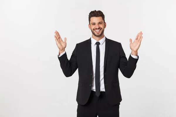 Een man toont met zijn handen een groot formaat op een geïsoleerde achtergrond — Stockfoto