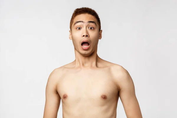 Krása, lidé a koncept domova. Portrét šokovaného lapajícího asijského muže s nahým trupem vypadat vzrušeně a třásl fotoaparátem, otevřená ústa užaslá a užaslá, stojící bílé pozadí — Stock fotografie