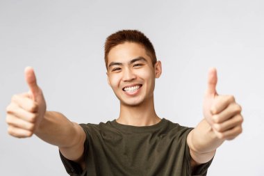 İnsanlar, farklı ifadeler ve yaşam tarzı konsepti. Hevesli Japon 'un yakın plan portresi evet diyor, ürünü onaylıyor, tavsiye veriyor ve en iyi kaliteyi garanti ediyor.