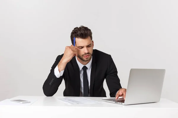 Hombre de negocios guapo serio que trabaja en la oficina, vista frontal con computadora portátil, aislado en blanco . — Foto de Stock