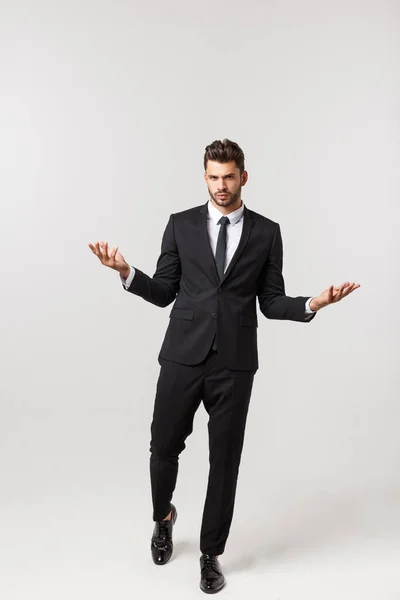 Retrato onfident jovem bonito empresário ou modelo olhando para a câmera isolada no fundo branco — Fotografia de Stock