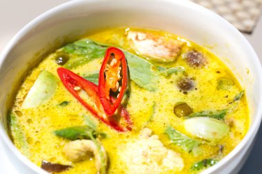 Tayland yemeği tavuk yeşil köri üst görünümü fotokopi alanı ile.