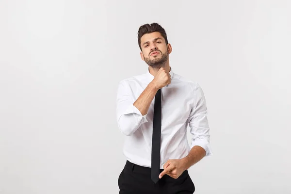 Porträt eines selbstbewussten Geschäftsmannes in Businesskleidung, der seine Krawatte fixiert. — Stockfoto