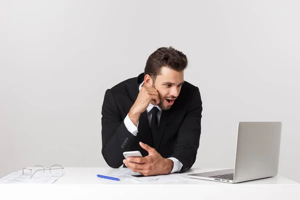 Junger Mann schockiert mit etwas, das er auf seinem Laptop sieht. — Stockfoto