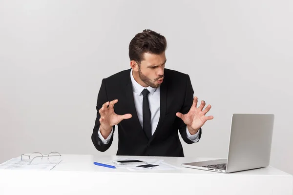 Joven sorprendido con algo que ve en su computadora portátil. — Foto de Stock