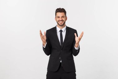 Yakışıklı erkek modelin portresi. Şaşırdığını ve sevindiğini ifade ediyor. Ellerini kaldırıyor, beyaz arka planda soyutlanıyor..