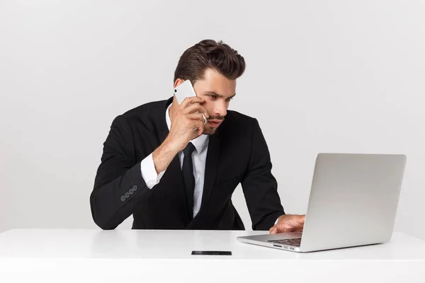 オフィスのデスクに座ってストレスで働いている携帯電話で心配し、疲れている白人の魅力的なビジネスマン過労と不満. — ストック写真
