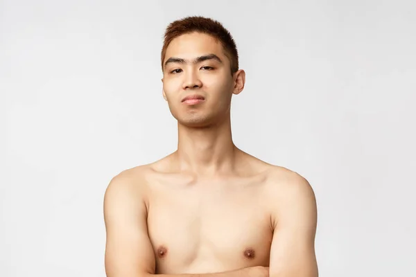 Beauté, personnes et concept de la maison. Quelle honte ! Portrait d'homme asiatique snob et ignorant avec torse nu, poitrine croisée, sourire et regarder supérieur, distaind express, fond blanc — Photo
