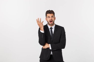 Genç yakışıklı adam agresif bir şekilde bağırıyor, çok kızgın, hayal kırıklığına uğramış, öfkeli ya da sinirli görünüyor, çığlık atıyor. Beyaz arkaplan üzerinde izole edilmiş.