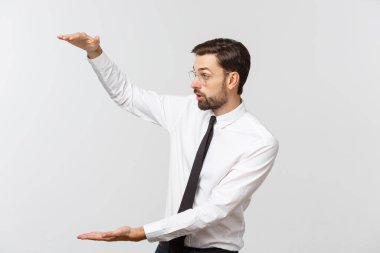 Yakışıklı genç iş adamı mutlu gülüş, iş adamı avucunda bir şey gösteriyor, reklam ürünü kavramı.