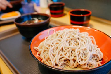 Japon restoranında soğuk ev yapımı geleneksel soslu soba eriştesi.
