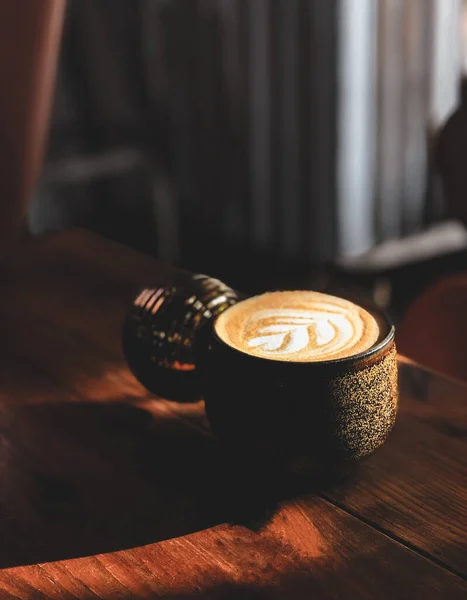 Hot τέχνη Latte καφέ σε ένα φλιτζάνι σε ξύλινο τραπέζι. — Φωτογραφία Αρχείου