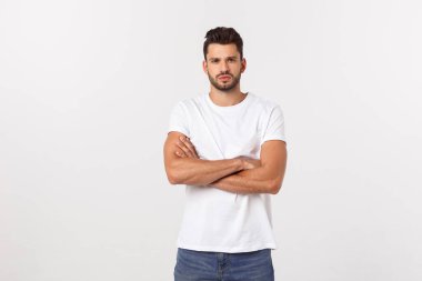 Beyaz arka planda izole edilmiş beyaz tişörtlü gülümseyen genç adam portresi.