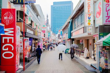 Tokyo, Japonya - 23 Şubat 2017: Güzel ve ünlü Shinjuku mahallesinde kalabalık insanlar. Shinjuku 'da üç yüz binden fazla insan yaşıyor..