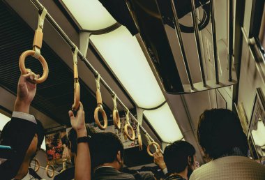 Japonya 'da metro ya da gökyüzü treninde dururken el kayışı tutun.