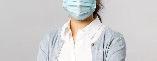 Covid19, virus, health and medicine concept. Portrait of young asian woman wearing medical face mask to prevent getting infected by coronaviruts, staying safe home during quarantine, pandemia — Stock Photo, Image