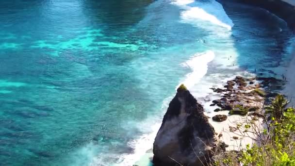 Diamond Beach, Bali - Indonezja. Widok na ptaki fale oceanu uderzające o pustą plażę z góry. — Wideo stockowe