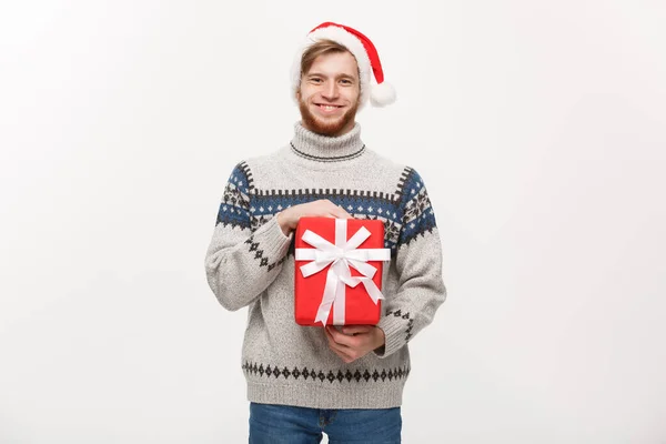Weihnachtskonzept - Glücklicher junger Mann mit Bart trägt Geschenk isoliert auf weißem Hintergrund. — Stockfoto
