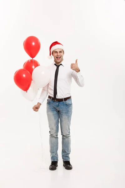 Conceito de Natal - Bonito homem de negócios feliz andando com balão vermelho celebrar Feliz Natal e feliz ano novo desgaste Papai Noel . — Fotografia de Stock
