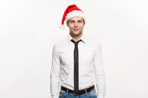 Concetto di Natale - Bello uomo d'affari felice indossare cappello di Babbo Natale posa su sfondo bianco isolato . — Foto Stock