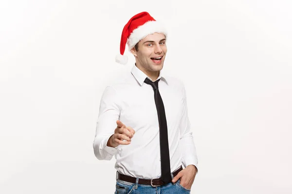 Concetto di Natale - Bello uomo d'affari indossare cappello di Babbo Natale puntando il dito su sfondo bianco isolato . — Foto Stock