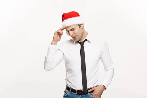 Conceito de Natal - Bonito homem de negócios usar chapéu de Papai Noel posando com expressão facial pensativa em fundo isolado branco . — Fotografia de Stock