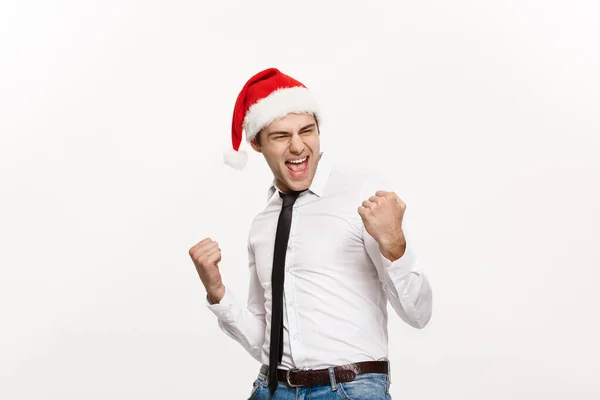 Χριστούγεννα Concept - Όμορφος επιχειρηματίας φορούν καπέλο santa ποζάρουν με εκπληκτική έκφραση του προσώπου σε λευκό απομονωμένο φόντο. — Φωτογραφία Αρχείου
