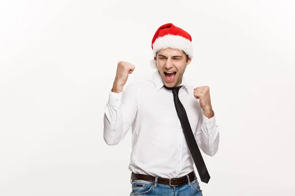 Conceito de Natal - Bonito homem de negócios usar chapéu de Papai Noel posando com expressão facial surpreendente no fundo isolado branco . — Fotografia de Stock