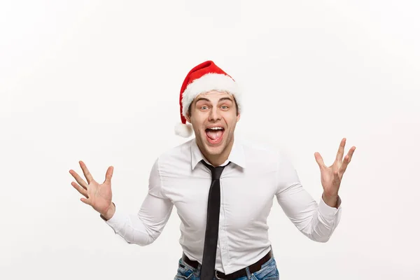 Kerst Concept - Handsome Business man dragen santa hoed poseren met verrassende gezichtsuitdrukking op wit geïsoleerde achtergrond. — Stockfoto