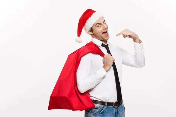 Boże Narodzenie Concept - Przystojny Biznes człowiek świętować Wesołych Świąt i szczęśliwego Nowego Roku nosić Santa kapelusz z Santa czerwony big bag. — Zdjęcie stockowe