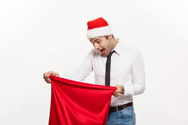 Kerstconcept - Knappe zakenman vieren vrolijk kerstfeest en gelukkig nieuwjaar dragen kerstman hoed met Santa rood big bag. — Stockfoto