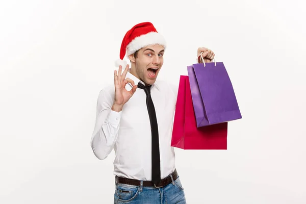 Conceito de Natal - Bonito homem de negócios comemorar Feliz Natal e feliz ano novo usar chapéu de Papai Noel com saco grande vermelho . — Fotografia de Stock