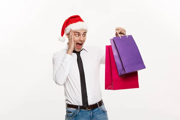 Conceito de Natal - Bonito homem de negócios comemorar Feliz Natal e feliz ano novo usar chapéu de Papai Noel com saco grande vermelho . — Fotografia de Stock