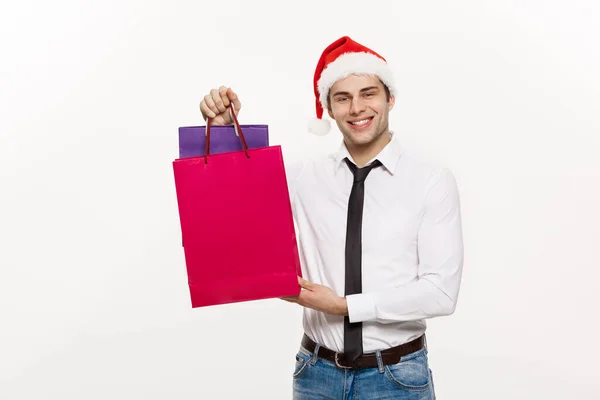 Conceito de Natal - Bonito homem de negócios comemorar Feliz Natal e feliz ano novo usar chapéu de Papai Noel com saco grande vermelho . — Fotografia de Stock
