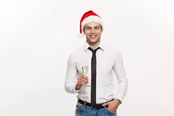 Weihnachtskonzept - Schöne Geschäftsleute feiern frohe Weihnachten und ein glückliches neues Jahr tragen Weihnachtsmann mit Glas Sekt. — Stockfoto