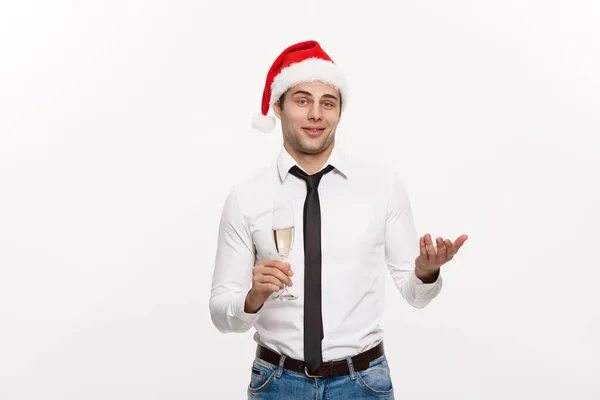 Conceito de Natal - Bonito homem de negócios celebrar Feliz Natal e feliz ano novo usar chapéu de Papai Noel com copo de champange . — Fotografia de Stock