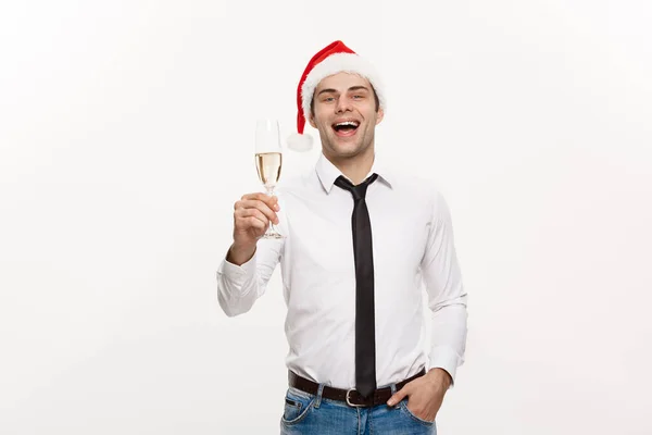 Conceito de Natal - Bonito homem de negócios celebrar Feliz Natal e feliz ano novo usar chapéu de Papai Noel com copo de champange . — Fotografia de Stock