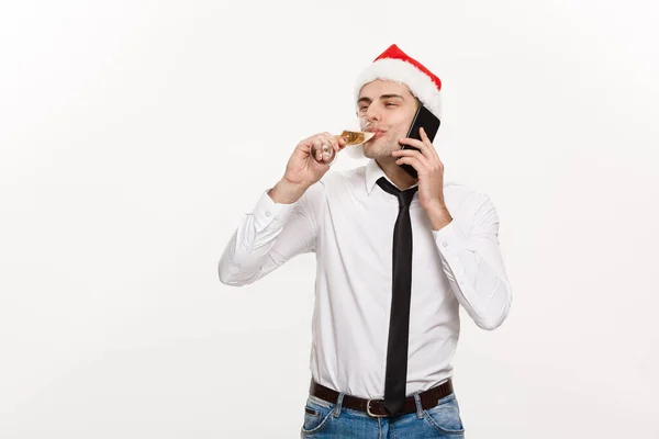 Weihnachtskonzept - Schöner Geschäftsmann telefoniert und hält ein Glas Sekt zur Feier von Weihnachten und Neujahr in der Hand. — Stockfoto