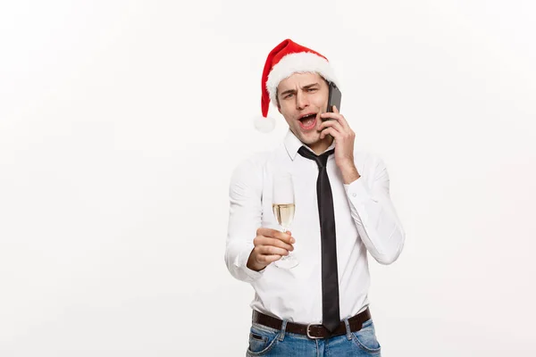 Julkoncept - Stilig affärsman talar i telefon och håller glas champange firar jul och nyår. — Stockfoto