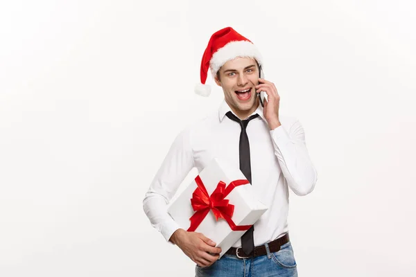 Weihnachtskonzept - Schöner Geschäftsmann telefoniert und hält ein Glas Sekt zur Feier von Weihnachten und Neujahr in der Hand. — Stockfoto