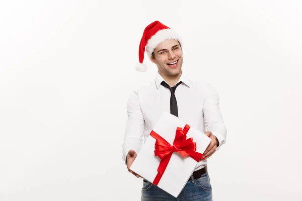 Conceito de Natal - Bonito homem de negócios feliz dando presente com o desgaste Papai Noel posando no fundo isolado branco . — Fotografia de Stock