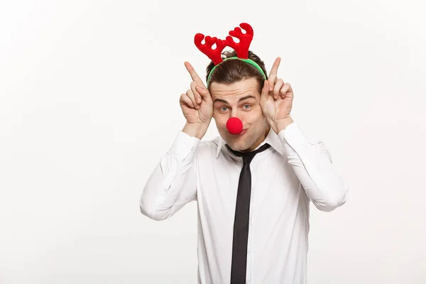 Рождество - рукопожатный бизнесмен в оленьей прическе, делающий смешное выражение лица . — стоковое фото
