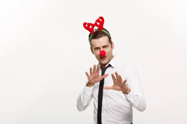 Рождество - рукопожатный бизнесмен в оленьей прическе, делающий смешное выражение лица . — стоковое фото